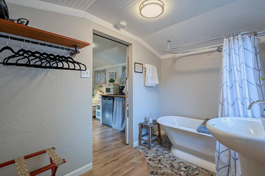 Cute Peaceful Tiny House Getaway W Backyard - Low Summer Rates! Tucson Exterior photo