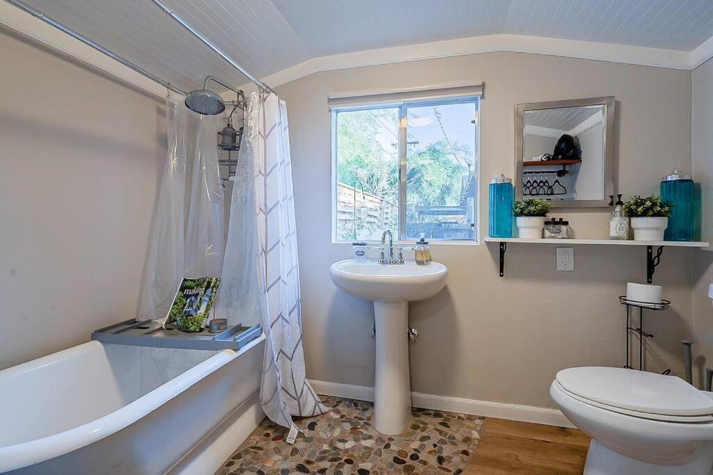 Cute Peaceful Tiny House Getaway W Backyard - Low Summer Rates! Tucson Exterior photo